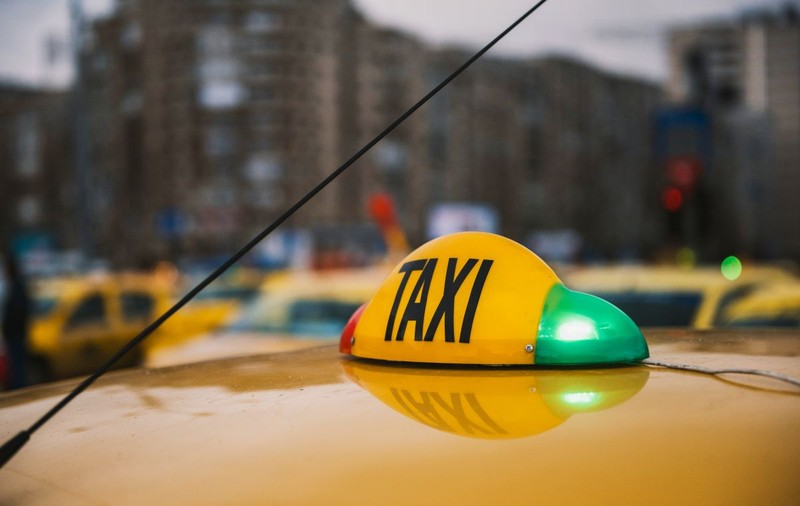 O taximetristă din Oradea, păcălită de un fals polițist cu care se mutase, i-a dat 40.000 de lei