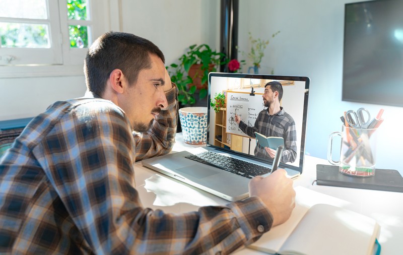 Un profesor universitar avertizează: lecție online nu înseamnă “să vorbesc eu de nebun, ca profesor, o oră întreagă, în fața clasei. Fac mai puțin ca profesor și dirijez mai mult învățarea lor”