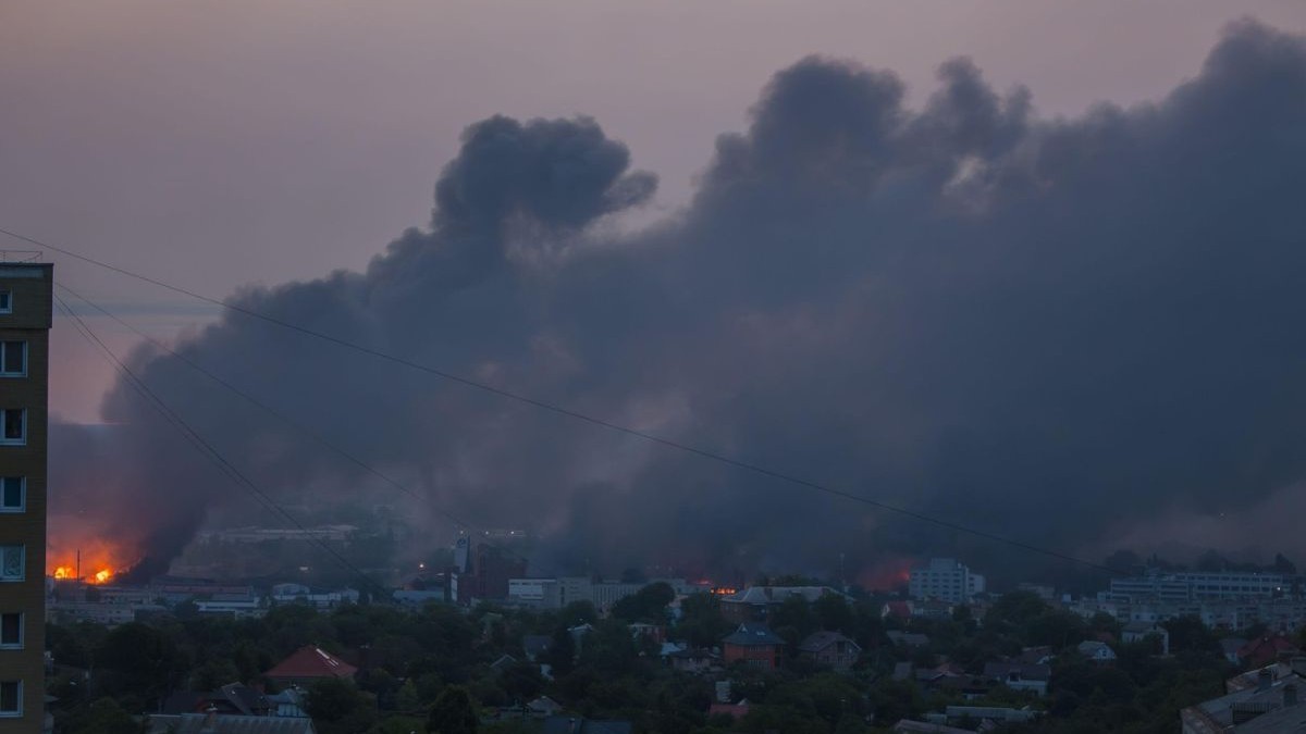 O flacără și un fum gros se ridică deasupra orașului Kiev, în urma exploziei unei drone, iunie 2026
