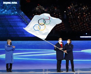 Primarul din Milano, Giuseppe Sala, și omologul său de la Cortina-D'Ampezzo, Gianpietro Ghedina, au primit drapelul olimpic de la președintele CIO, Thomas Bach. foto: Epa