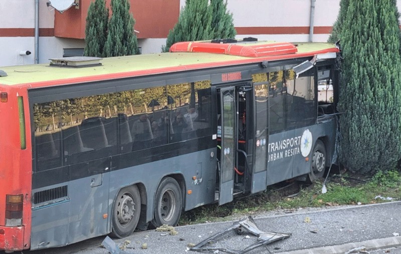 Un șofer de autobuz a provocat un accident grav, încercând să evite o mașină care i-a tăiat calea | VIDEO