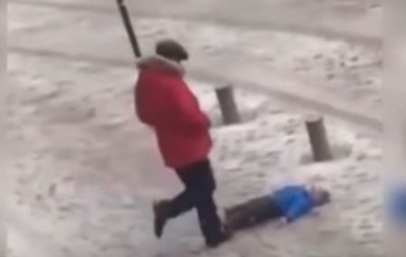 Un tată a fost filmat lovindu-și cu bestialitate copilul pentru că acesta nu se putea ridica din zăpadă | VIDEO