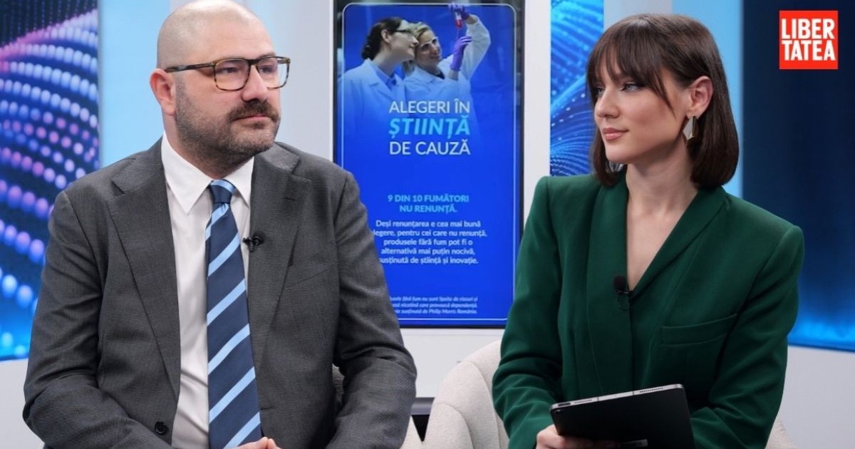 Andrei Ghizdăvescu, îmbrăcat în costum, pe scaunul din stânga, și Elena Popa, îmbrăcată cu pantaloni și sacou de culoare verde închis, pe scaunul din dreapta, în platoul Libertatea.