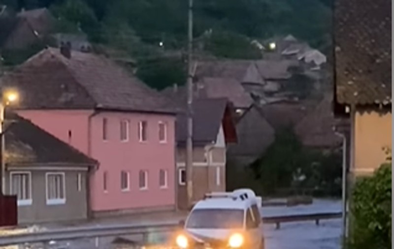 VIDEO | Județul Harghita, lovit de inundații. Misiune dificilă a pompierilor, un bătrân evacuat de urgență