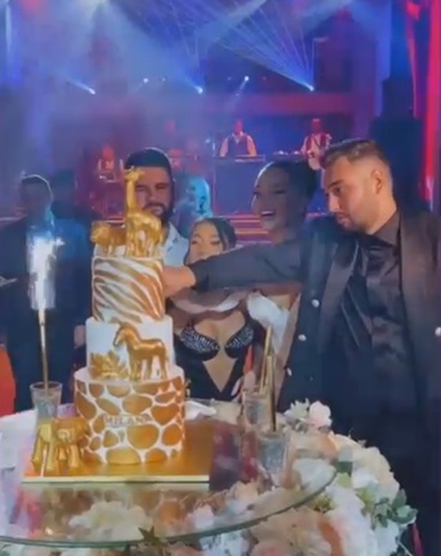 Nicole Cherry, nașa de botez a băiețelului Larisei Udilă. Cântăreața a făcut furori cu ținuta aleasă, creată de un designer român