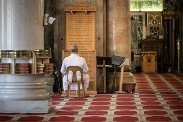 Un credincios musulman se roagă în moscheea Al-Aqsa din cartierul musulman din partea veche a orașului Ierusalim, administrată de Israel