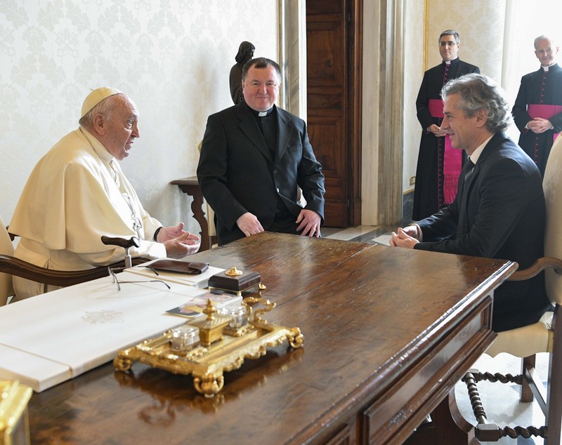 Papa Francisc a sărutat mâna unui bărbat fără adăpost, în ziua când a împlinit 86 de ani