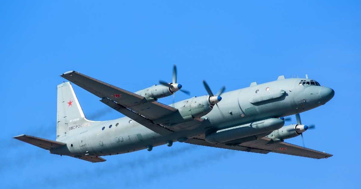 Avionul rusesc cu turbopropulsor Ilyushin Il-20M, în timpul zborului