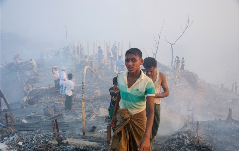 Criză umanitară în Bangladesh, după un incendiu de proporții la o tabără de refugiaţi. Circa 12.000 de oameni, fără adăpost