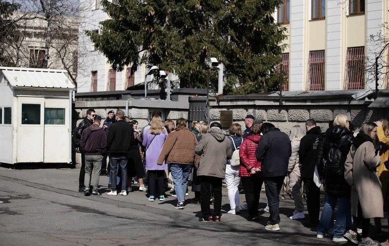 „Prânzul împotriva lui Putin”, marcat și în fața Ambasadei Rusiei la București, unde s-a format o coadă a cetățenilor veniți să voteze