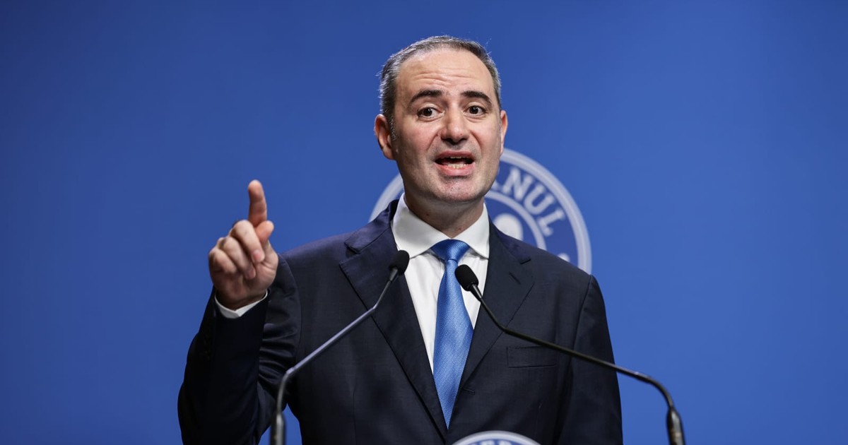 Alexandru Nazare, ministrul Finanțelor, gesticulând într-o conferință de presă
