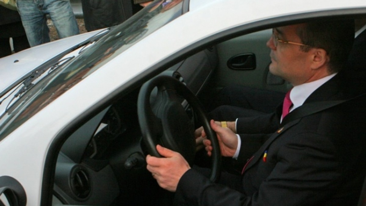 Emil Boc le cere părinților să nu le mai cumpere mașini copiilor
