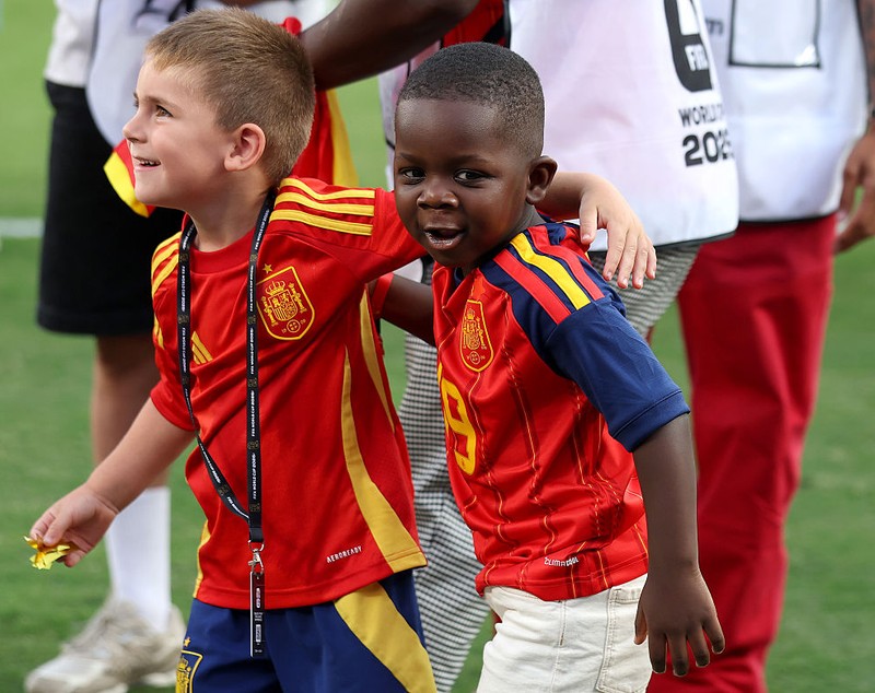Ce a încercat fratele mai mic al lui Lamine Yamal să-i facă trofeului de la Campionatul Mondial de fotbal din 2026