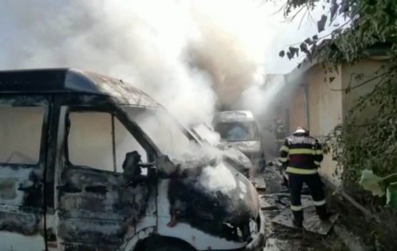 Incendiu la un garaj din Botoșani. Mai multe microbuze au luat foc