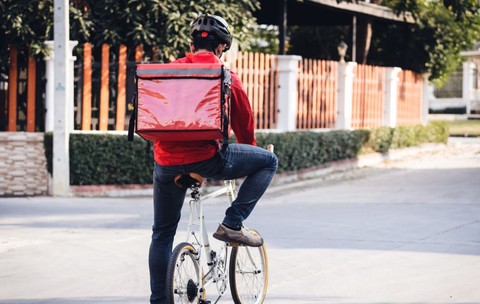 livrator-mancare-bicicleta-ghiozdan