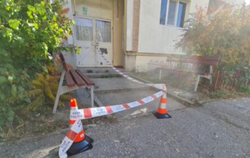 Fetiţă de 2 ani, în stare gravă după ce a căzut de la etajul al doilea al unui bloc din Mioveni
