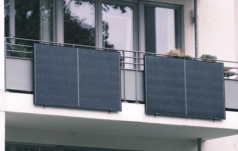 Un nou fenomen ia amploare în Europa: oamenii își pun panouri solare pe balcon. Sursă foto: Profimedia Images