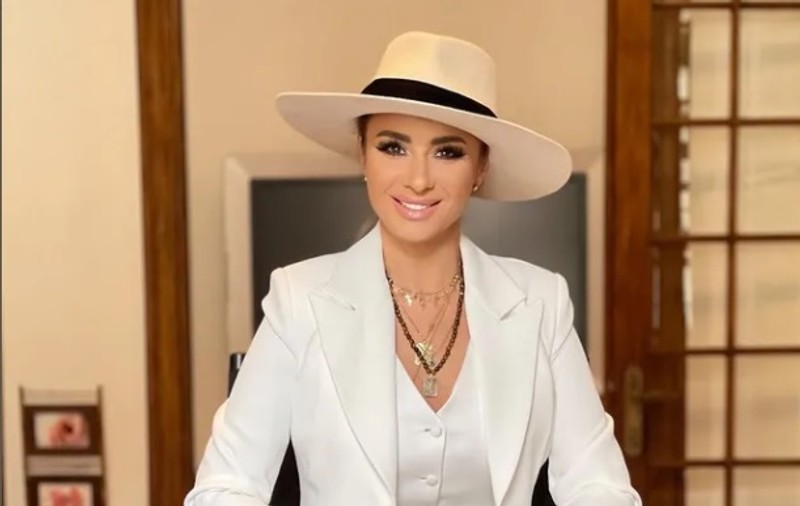 Anamaria Prodan, costumată în prințesă la un eveniment al prințului moștenitor al Dubaiului. A avut coroană și rochie cu crinolină