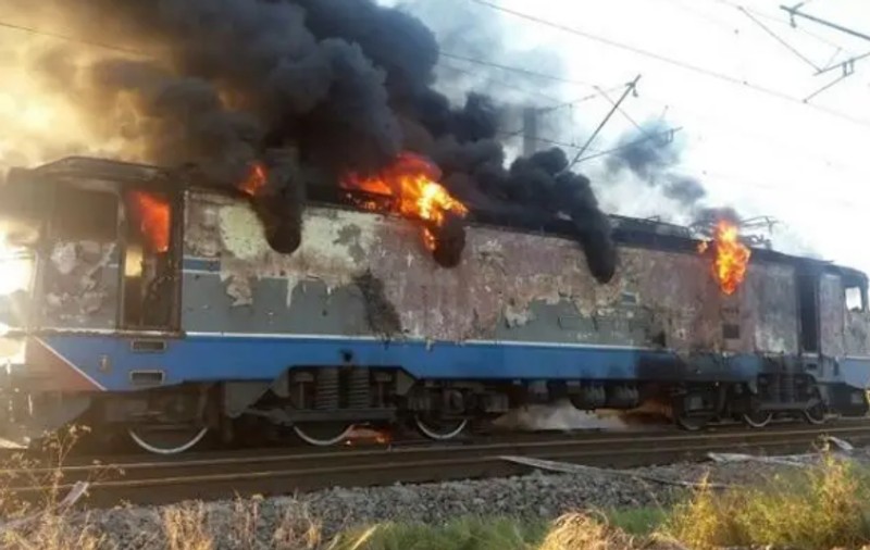 Două incendii pe calea ferată la un interval de câteva ore. Șef de tren, intoxicat cu fum