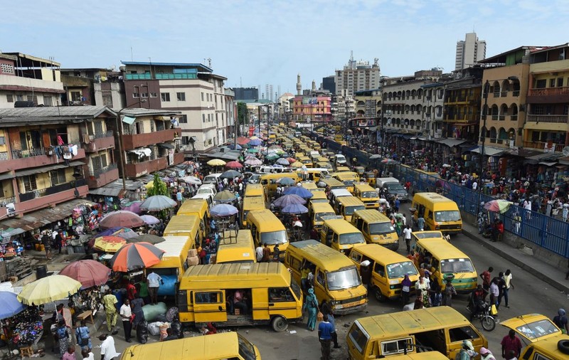 Viața în Lagos, metropola care va deveni în următoarele decenii cel mai populat oraș al lumii. I se spune Veneția Africii