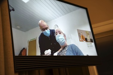 Leif Hasselberg, 79 de ani, a fost prima persoană care a fost vaccinată în Danemarca FOTO: EPA