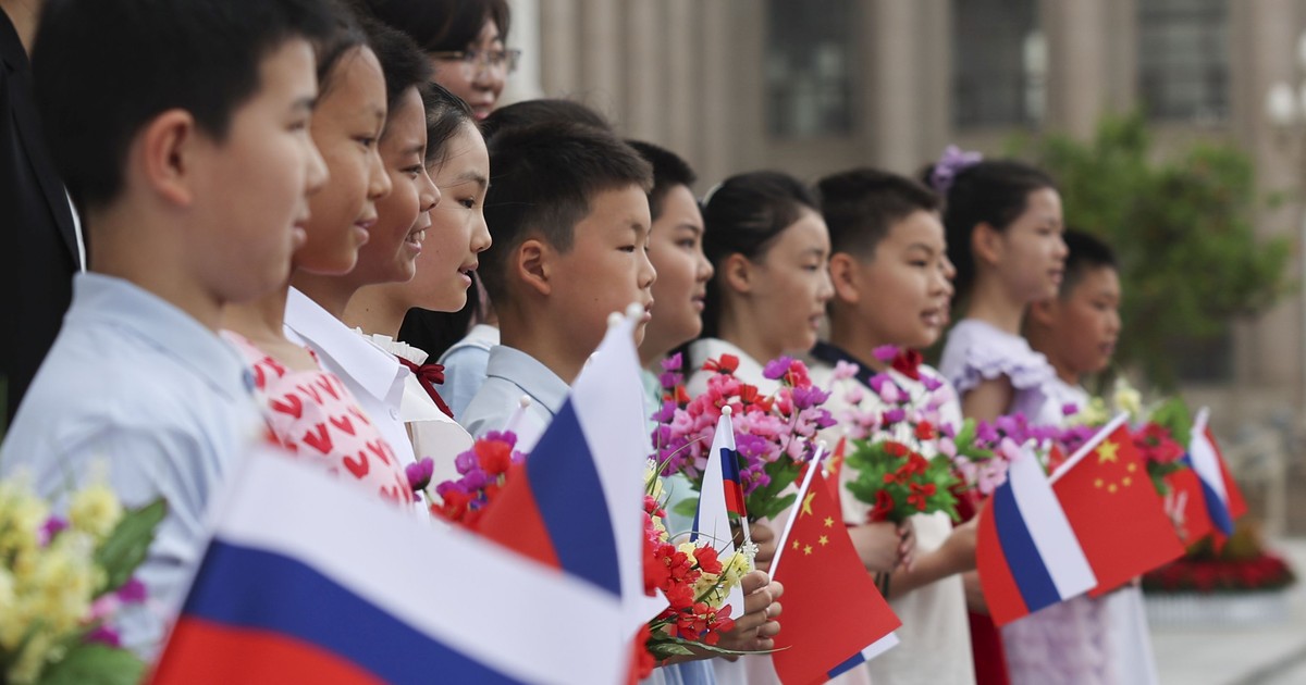 Copii în timpul vizitei lui Vladimir Putin la Beijing. Imagine cu caracter ilustrativ. Foto: Getty Images