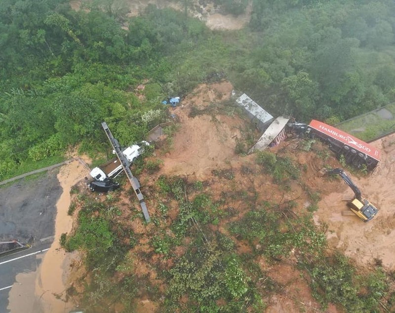 Un șofer de TIR s-a filmat îngrozit în cabina camionului îngropat sub tone de piatră și noroi, pe o autostradă din Brazilia