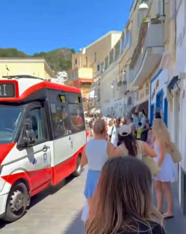 Imagini cu Smiley, Gina Pistol și fiica lor, în Italia. Cum au apărut cei trei pe străzile din Napoli