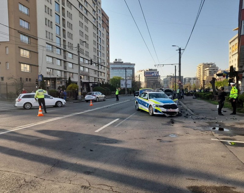 Cum s-a produs accidentul în care un BMW nou-nouț al Poliției a fost distrus. Șoferul autospecialei a intrat pe contrasens, ca să evite alt accident