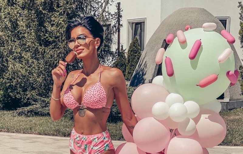 Adelina Pestrițu, criticată de fani pe Facebook, pentru costumul de baie. „Nu avantajează pe nimeni”