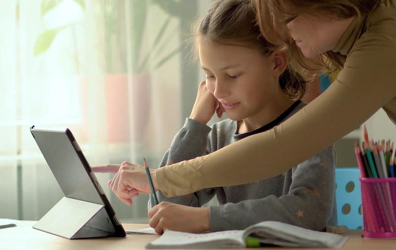 Două familii din România și-au retras copiii din învățământul de stat și i-au înscris la o școală creștină din SUA în sistem homeschooling. Părinții, trimiși în judecată