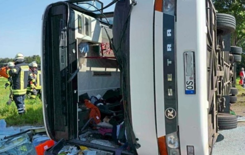 Un autocar cu români s-a răsturnat în Ungaria. Şoferul ar fi adormit la volan