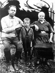 Mihail Gorbaciov și bunicii maternali, spre sfârșitul anilor '30