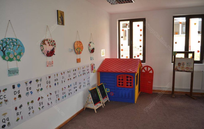Un băiețel din Bistrița și-a zdrobit două degete la grădiniță, după ce un dulap i-a căzut peste mână. Copilul a încercat să își ia ghiozdanul cu mâncare