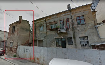 Casa din stânga este cea care s-a prăbușit