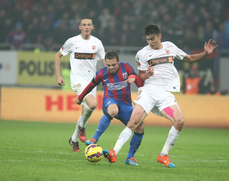 GALERIE FOTO&VIDEO/ DERBY-UL ROMÂNIEI, STEAUA - DINAMO 3-0. ^ Echipa din Ghencea i-a speriat pe ”câini” de Halloween! Szukala, Papp și Keșeru au înscris pentru roș-albaștri. Arlauskis și Bărboianu, loviți de petardele aruncate de suporteri. Băiatul lui Florentin Petre a debutat la Dinamo