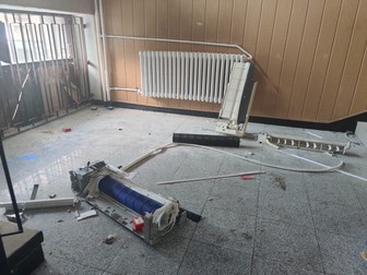 Toate aparatele de aer condițional din clădire au fost sparte