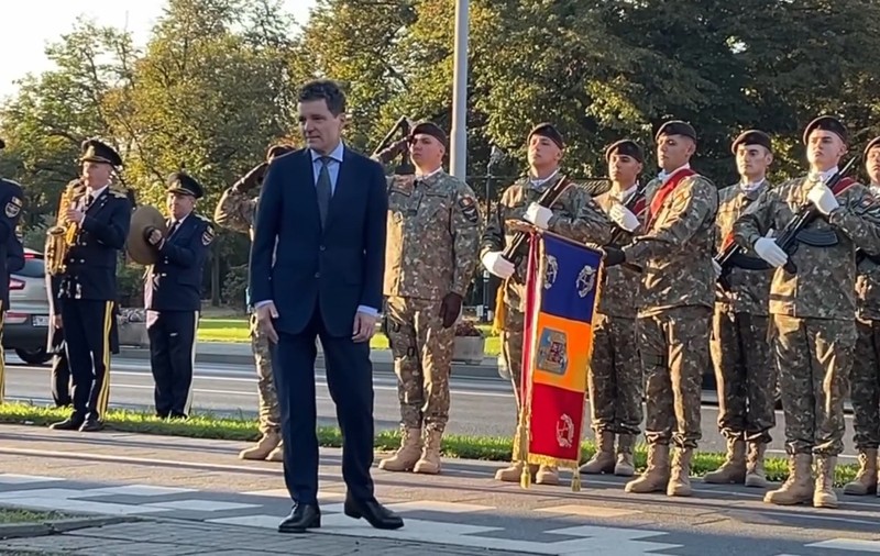 Nicușor Dan a uitat protocolul înaintea intonării imnului, la Timișoara, unde a depus o coroană de flori la Monumentul Crucificării | VIDEO