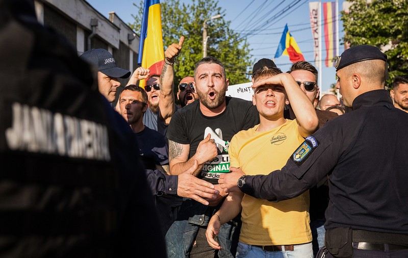 OPINIE/ După 29 de ani: cât de libere sunt alegerile libere? Jurnalista Alexandra Nistoroiu face o analiză la rece asupra felului în care România s-a scindat între ”cei buni” și ”cei răi”, iar politicienii jonglează cu ura