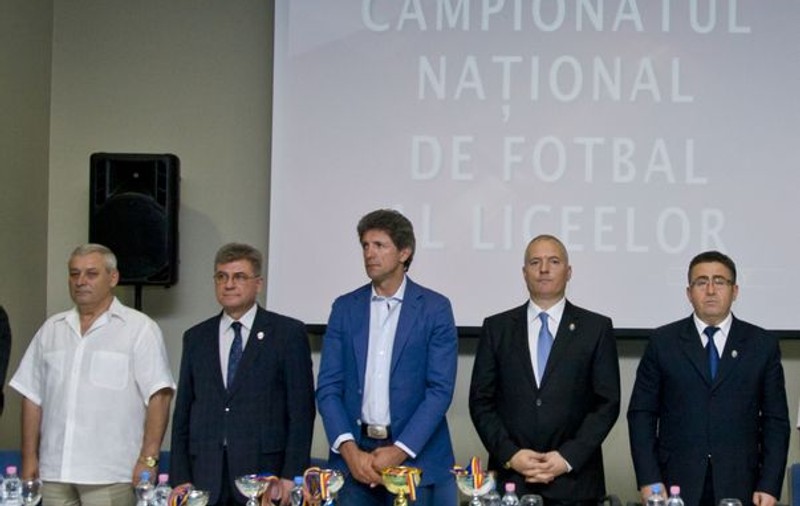 Foto | Hagi şi foştii săi colegi din "Generaţia de Aur", provocaţi de elevi la un meci de fotbal 