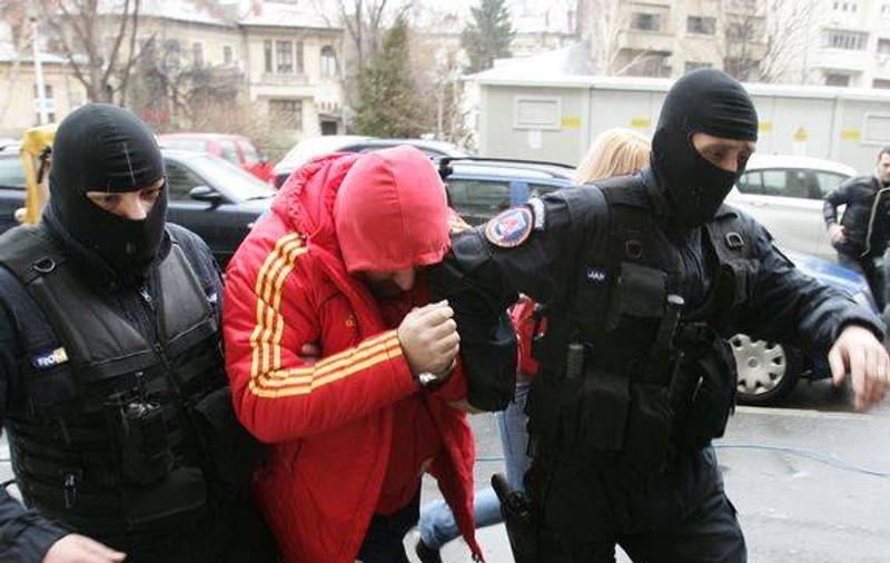 Percheziţii în județele Prahova, Dâmboviţa și Ilfov. Poliția caută grupări conduse de cinci deţinuţi care au prejudiciat statul cu peste 350.000 de euro