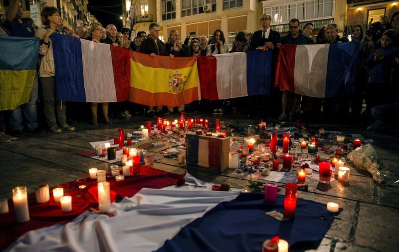 Momentul înfiorător în care un terorist se aruncă în aer în timpul atentatelor din Paris | VIDEO
