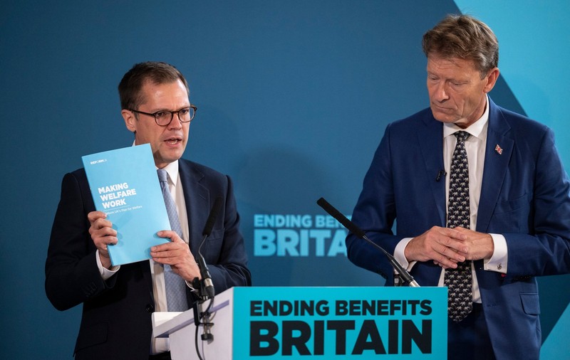 Partidul lui Nigel Farage vrea ca imigranții să nu mai primească ajutoare sociale. Măsura i-ar afecta și pe românii cu reședință permanentă în Marea Britanie