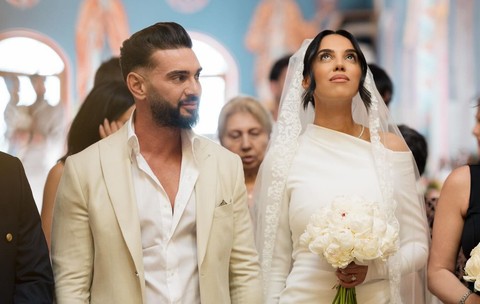 Ce rochie de mireasă a purtat soția lui Dorian Popa pentru cununia religioasă. Imagini emoționante cu cei doi în biserică