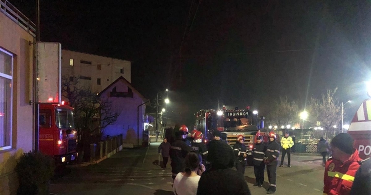 Explozie într-un bloc din Fieni, Dâmbovița. Două persoane, soț și soție, au fost rănite