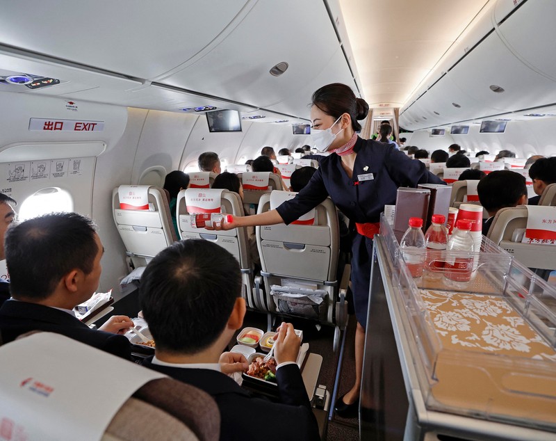Primul avion de linie al Chinei, C919, a efectuat zborul comercial inaugural. Aeronava este menită să concureze cu modelele Boeing și Airbus
