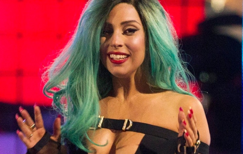 Lady GaGa, amendată la Paris, pentru că provocat haos în faţa hotelului unde era cazată
