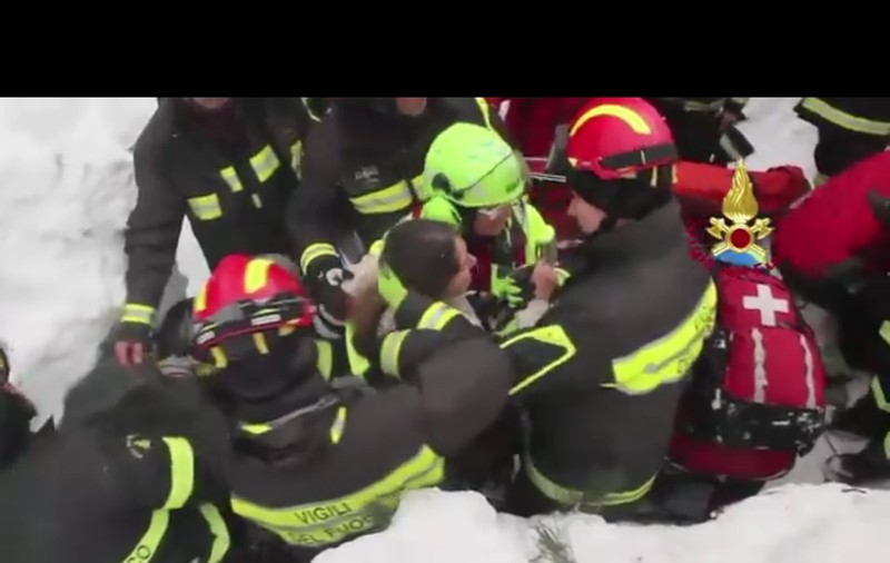 Primele imagini cu românca, salvată de sub dărâmăturile hotelului, distrus de avalanșă