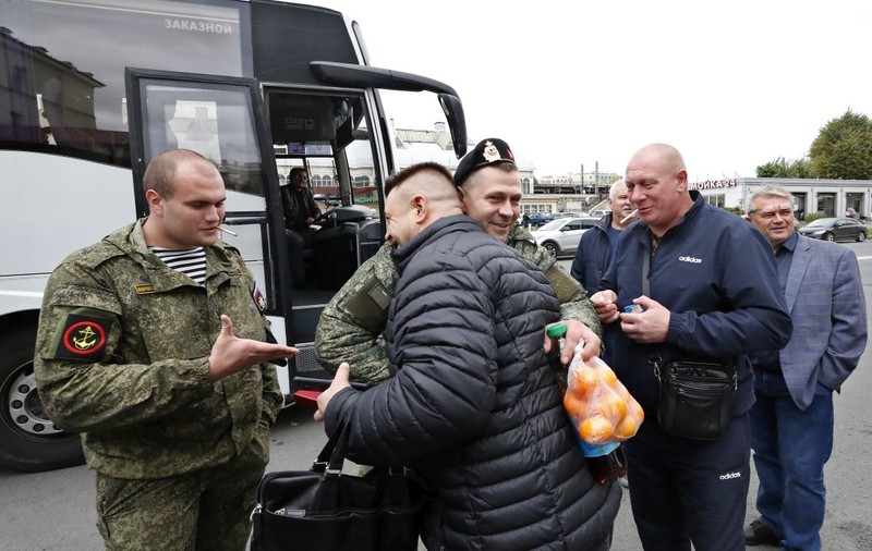 Pește congelat, o oaie vie, varză la discreție - cu ce încearcă autoritățile din Rusia să îi motiveze pe noii recruți