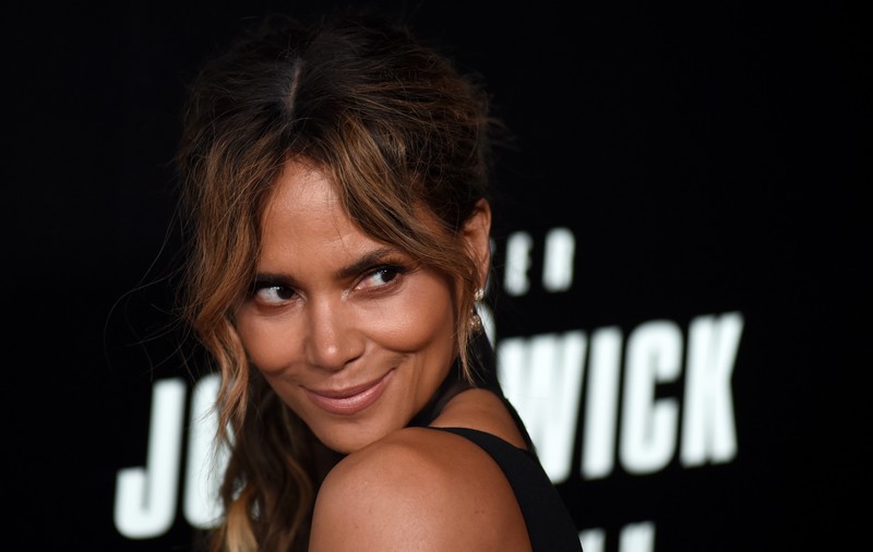 Halle Berry a făcut antrenamente dure pentru rolul din filmul "John Wick". Exerciții fizice cu un sac de nisip de 30 de kilograme după ea